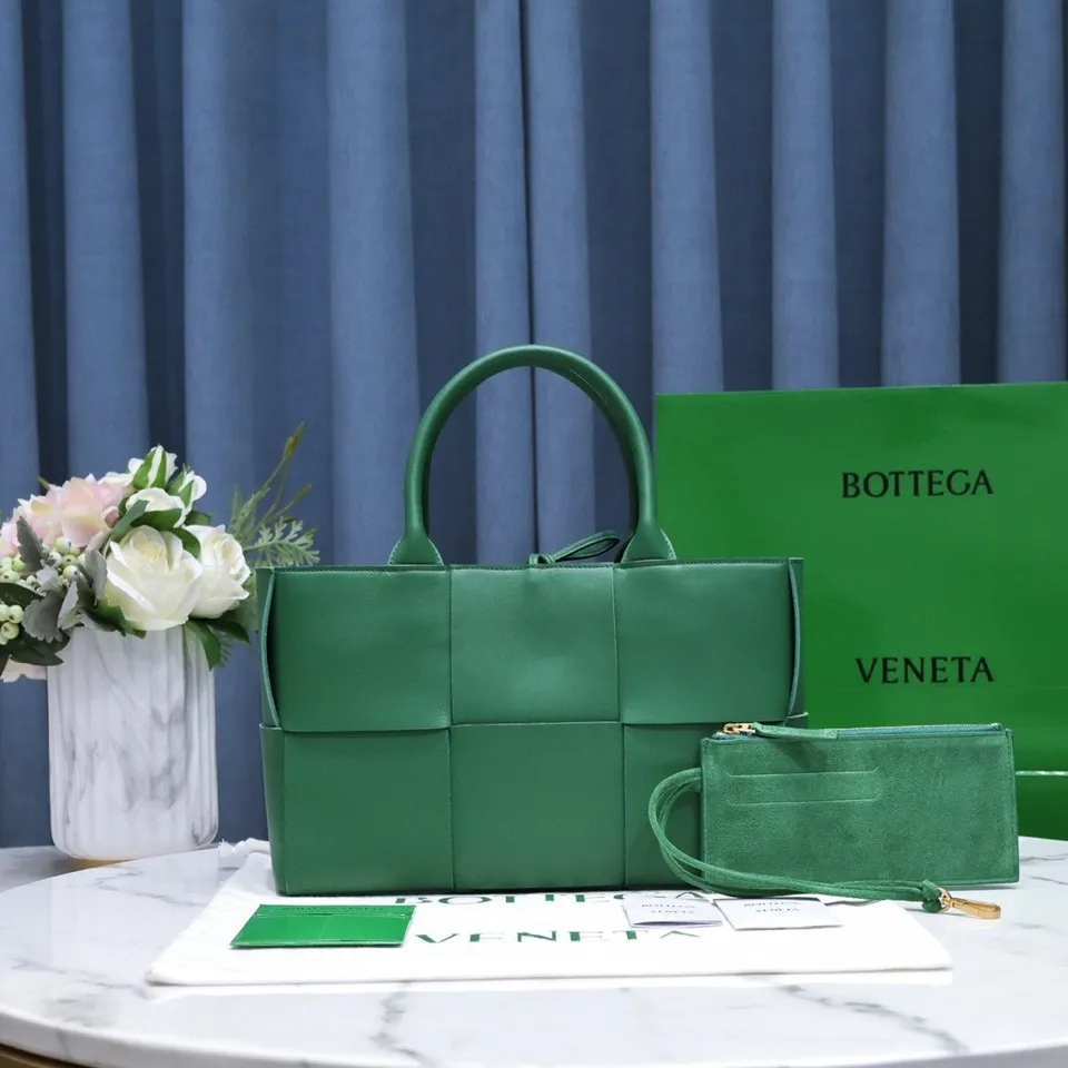 Batch 1760 medium arco, BottegaVeneta# official website latest cowhide leather with inner sheepskin SLIP tote handbag, and the logo has been changed to the side panel😍The oversized woven design really makes it a huge gap from ordinary tote bags🔗🔗Different color combinations inside and outside ⛓Daniel Lee leads the brand's DNA to continue to evolve with fresh inspiration🧬🧬showing a balanced style of luxury and reality👉: 30*20*12 Model: 9893#